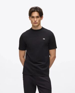 Melns T-krekls ar logo emblēmas akcentu