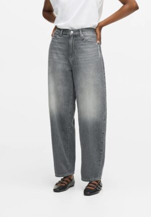 Kokvilnas dšinsi ar zīmola logo akcentiem