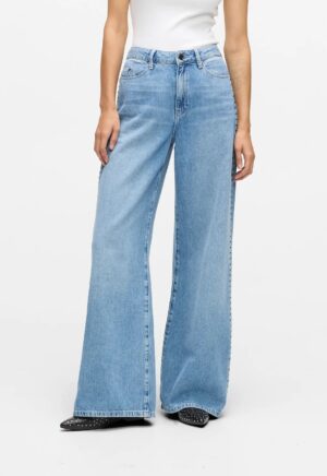 Plata piegriezuma džinsi ar kniedētu apdari