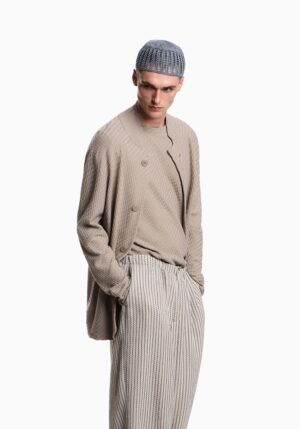 Adīts viskozes T-krekls ar grafisku reljefu