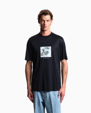 T-krekls ar dizaina attēlu un izšuvumu