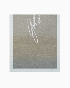 Dūmakaini zaļa šalle ar zīmola logotipa akcentu