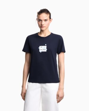 Tumši zils organiskās kokvilnas T-krekls ar grafisku attēlu