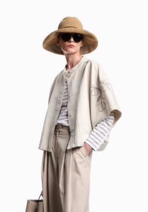 Strīpains tops ar zelta krāsas logo pogām