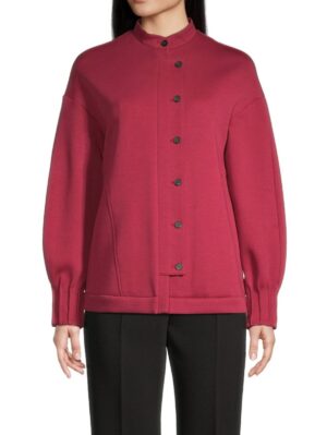 Tumši sarkana jaka ar dekoratīvām aprocēm