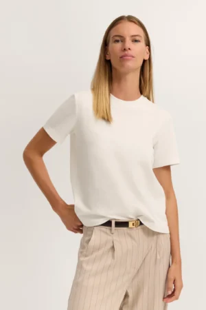 T-krekls ar smalku akcentu apakšmalā