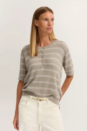 Džemperis ar īsām piedurknēm un smalku rakstu