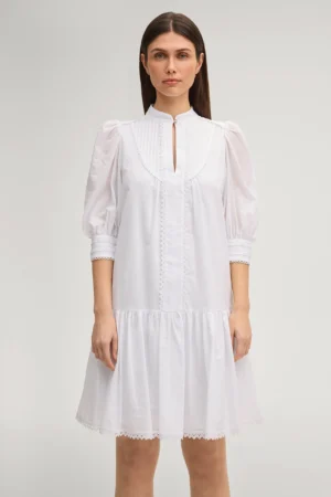 Kokvilnas kleita ar izsmalcinātām detaļām