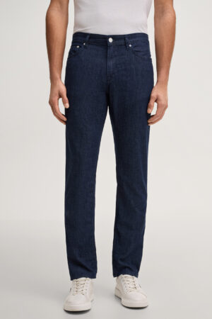 Universāli vīriešu džinsi ar zīmola akcentiem