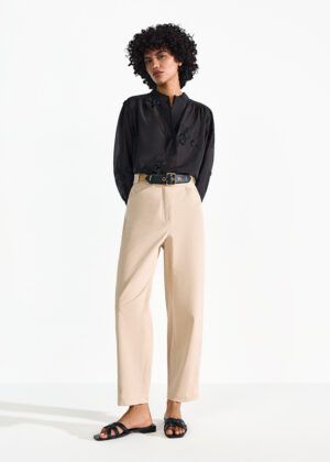 Noapaļota silueta bikses ar zīmola akcentu