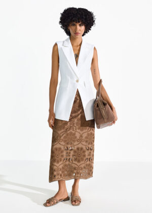 Svārki ar dekoratīvu izšuvumu rakstu