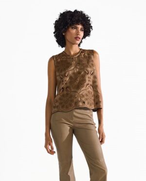 Tops ar dekoratīvu izšuvumu rakstu