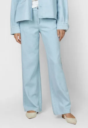 Plata piegriezuma džinsi ar augstu jostasvietu