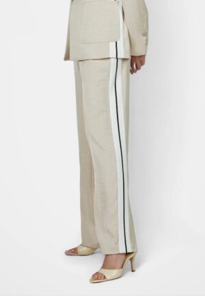 Bikses ar ielocēm un svītru akcentu sānos