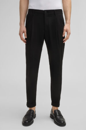 Melnas bikses ar fiksētiem atlokiem