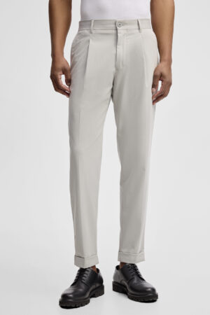 Gaiši pelēkas bikses ar fiksētiem atlokiem