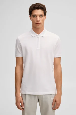 Balts polo krekls ar rāvējslēdzēja aizdari
