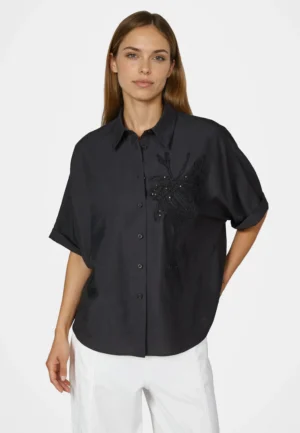 Kreklveida blūze ar zieda izšuvumu