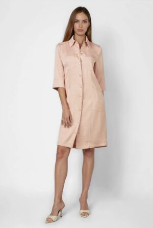 Kleita ar uzšūtām kabatām un spiedpogu aizdari