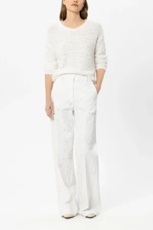 Bikses ar smalkiem plēsumiem un fliteru izšuvumiem