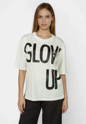 T-krekls ar uzrakstu un greznu akcentu