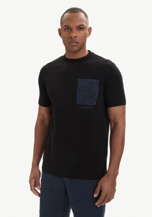 T-krekls ar dizaina apdrukas kabatu