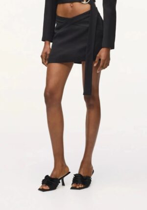 Svārkveida šorti ar X formas dizainu priekšpusē