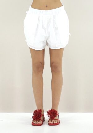 Šorti ar tauriņu aplikācijām un izšuvumiem