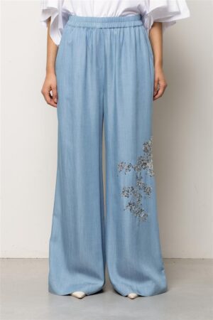 Plata piegriezuma bikses ar fliteru izšuvumiem