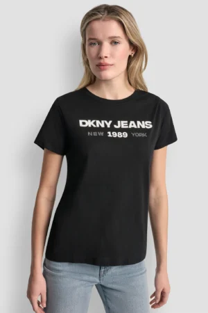 Melns T-krekls kontrastējošu logo dizainu